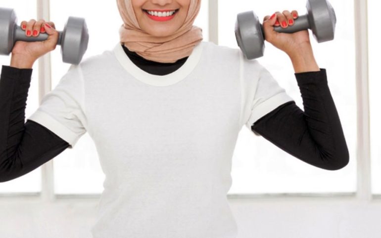 Tips Memilih Pakaian Olahraga untuk Wanita Berhijab