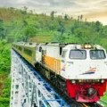 Jalur Kereta dengan Pemandangan yang Memukau