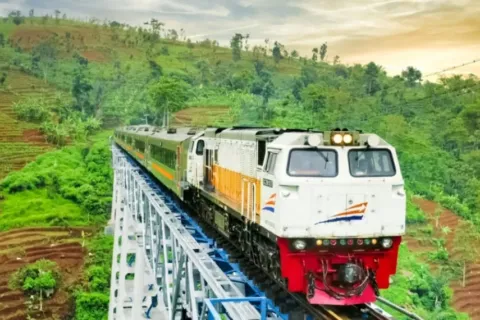 Jalur Kereta dengan Pemandangan yang Memukau
