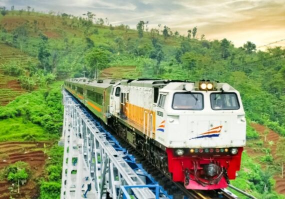 Jalur Kereta dengan Pemandangan yang Memukau