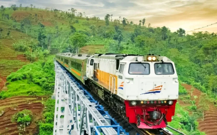 Jalur Kereta dengan Pemandangan yang Memukau