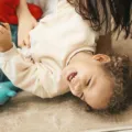 Cara melatih anak mandiri sejak dini dengan merapikan mainan sendiri di rumah