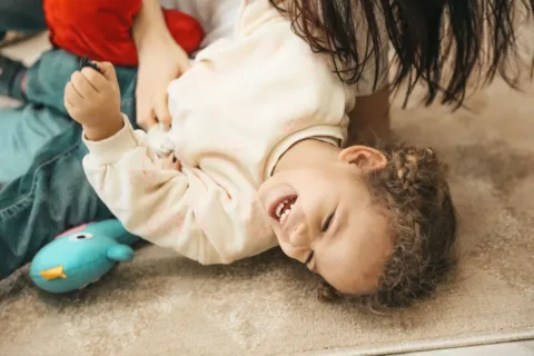 Cara melatih anak mandiri sejak dini dengan merapikan mainan sendiri di rumah