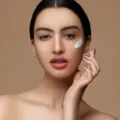 Ilustrasi perawatan kulit sensitif dengan produk skincare lembut bebas iritasi