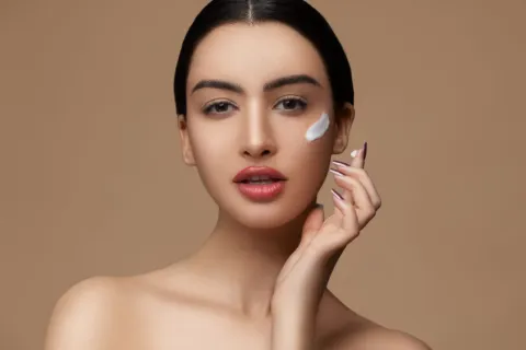 Ilustrasi perawatan kulit sensitif dengan produk skincare lembut bebas iritasi