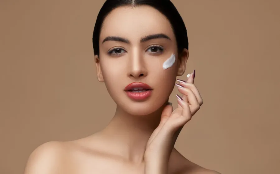 Ilustrasi perawatan kulit sensitif dengan produk skincare lembut bebas iritasi