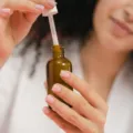 Cara memilih skincare untuk pemula dengan botol pelembab dan pembersih wajah di atas meja
