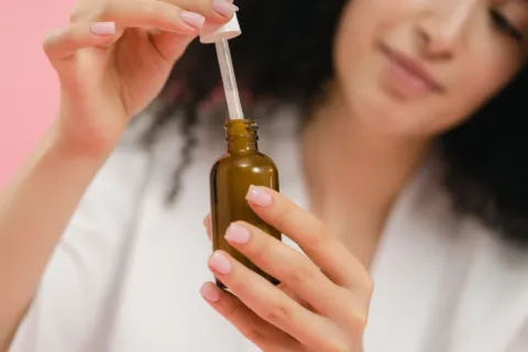 Cara memilih skincare untuk pemula dengan botol pelembab dan pembersih wajah di atas meja