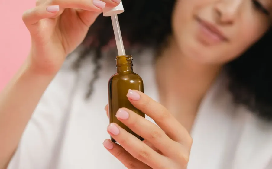 Cara memilih skincare untuk pemula dengan botol pelembab dan pembersih wajah di atas meja