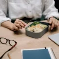 Seseorang menerapkan cara menjaga kesehatan di tengah kesibukan kerja dengan minum air putih