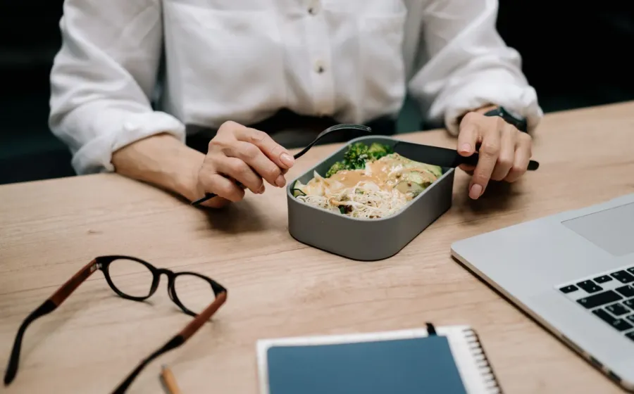 Seseorang menerapkan cara menjaga kesehatan di tengah kesibukan kerja dengan minum air putih