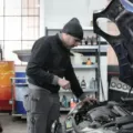 Pemeriksaan mesin sebagai cara merawat kendaraan sebelum mudik agar perjalanan aman.