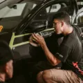 Proses cara merawat mobil di rumah dengan mengecek komponen mesin dan kebersihan bodi