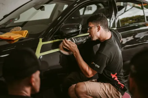 Proses cara merawat mobil di rumah dengan mengecek komponen mesin dan kebersihan bodi