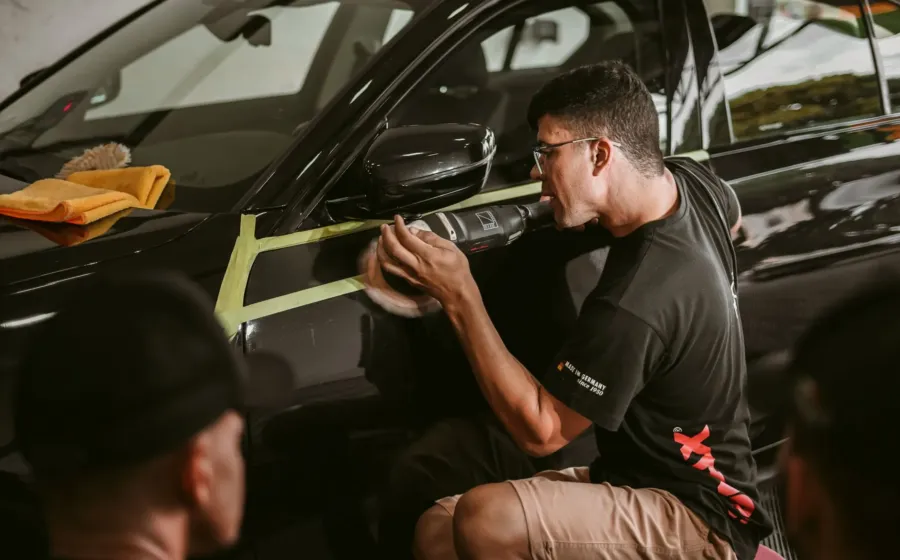 Proses cara merawat mobil di rumah dengan mengecek komponen mesin dan kebersihan bodi
