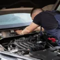Proses cara merawat mobil secara rutin oleh mekanik profesional di bengkel resmi