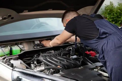 Proses cara merawat mobil secara rutin oleh mekanik profesional di bengkel resmi