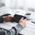 Penerapan tips gaya hidup sehat di era digital dengan beristirahat sejenak dari layar komputer