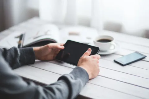 Penerapan tips gaya hidup sehat di era digital dengan beristirahat sejenak dari layar komputer
