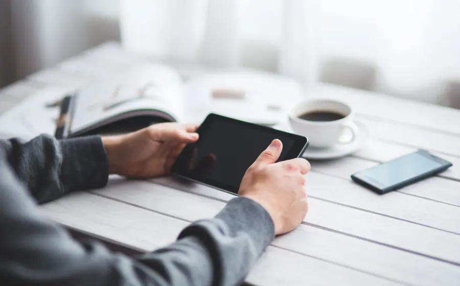 Penerapan tips gaya hidup sehat di era digital dengan beristirahat sejenak dari layar komputer