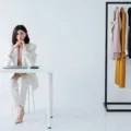 Tips memilih pakaian kerja profesional untuk pria dan wanita di kantor
