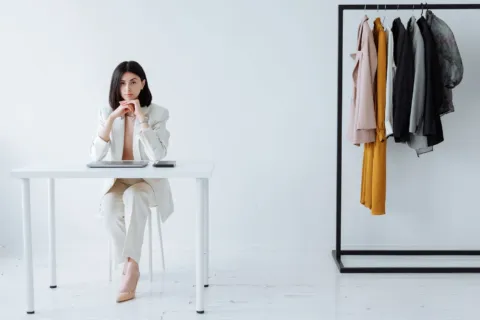 Tips memilih pakaian kerja profesional untuk pria dan wanita di kantor