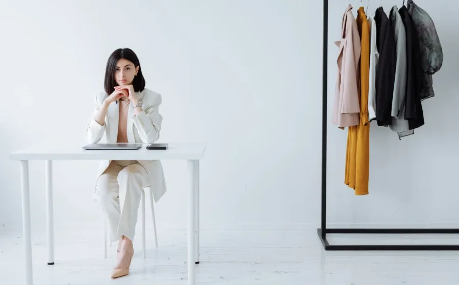 Tips memilih pakaian kerja profesional untuk pria dan wanita di kantor