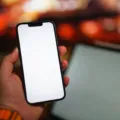 Ilustrasi tips memilih smartphone terbaik berdasarkan spesifikasi dan anggaran