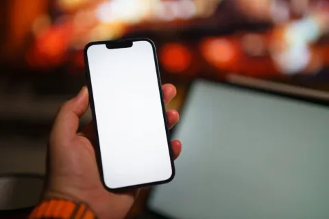Ilustrasi tips memilih smartphone terbaik berdasarkan spesifikasi dan anggaran