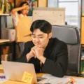Ilustrasi pengusaha merencanakan strategi cara membangun bisnis dari nol di meja kerja