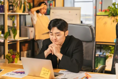 Ilustrasi pengusaha merencanakan strategi cara membangun bisnis dari nol di meja kerja