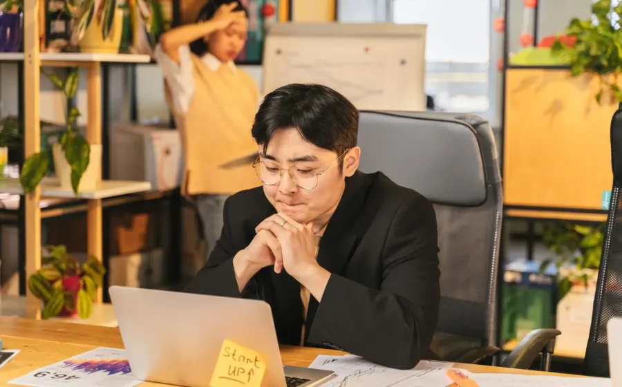 Ilustrasi pengusaha merencanakan strategi cara membangun bisnis dari nol di meja kerja