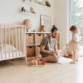 Suasana hangat keluarga menerapkan cara membuat anak nyaman di rumah saat bermain bersama