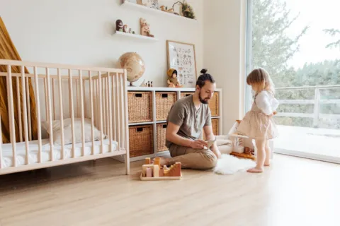 Suasana hangat keluarga menerapkan cara membuat anak nyaman di rumah saat bermain bersama