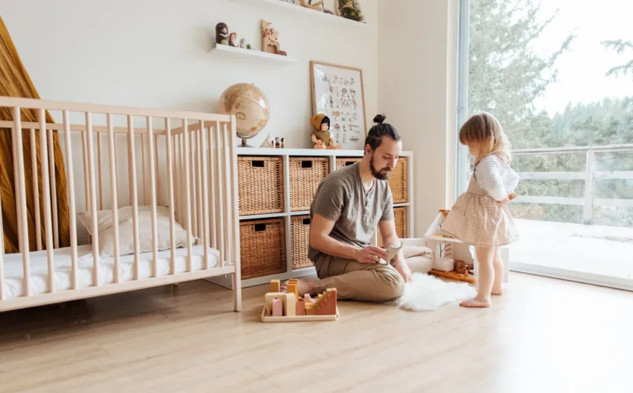 Suasana hangat keluarga menerapkan cara membuat anak nyaman di rumah saat bermain bersama