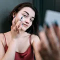 Panduan lengkap cara mengatasi masalah kulit wajah agar bersih mulus dan glowing alami