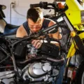 Cara merawat motor secara berkala dengan servis mesin dan pengecekan komponen