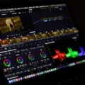 Laptop pekerjaan kreatif untuk desain grafis dan editing video