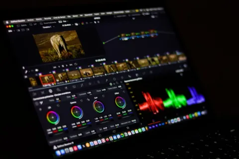 Laptop pekerjaan kreatif untuk desain grafis dan editing video