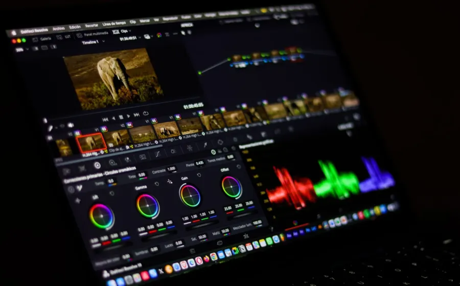 Laptop pekerjaan kreatif untuk desain grafis dan editing video