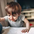 Orang tua menenangkan anak yang sedang belajar mengatur emosi saat tantrum