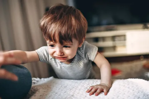 Orang tua menenangkan anak yang sedang belajar mengatur emosi saat tantrum
