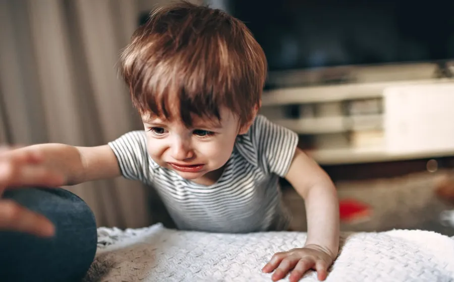Orang tua menenangkan anak yang sedang belajar mengatur emosi saat tantrum
